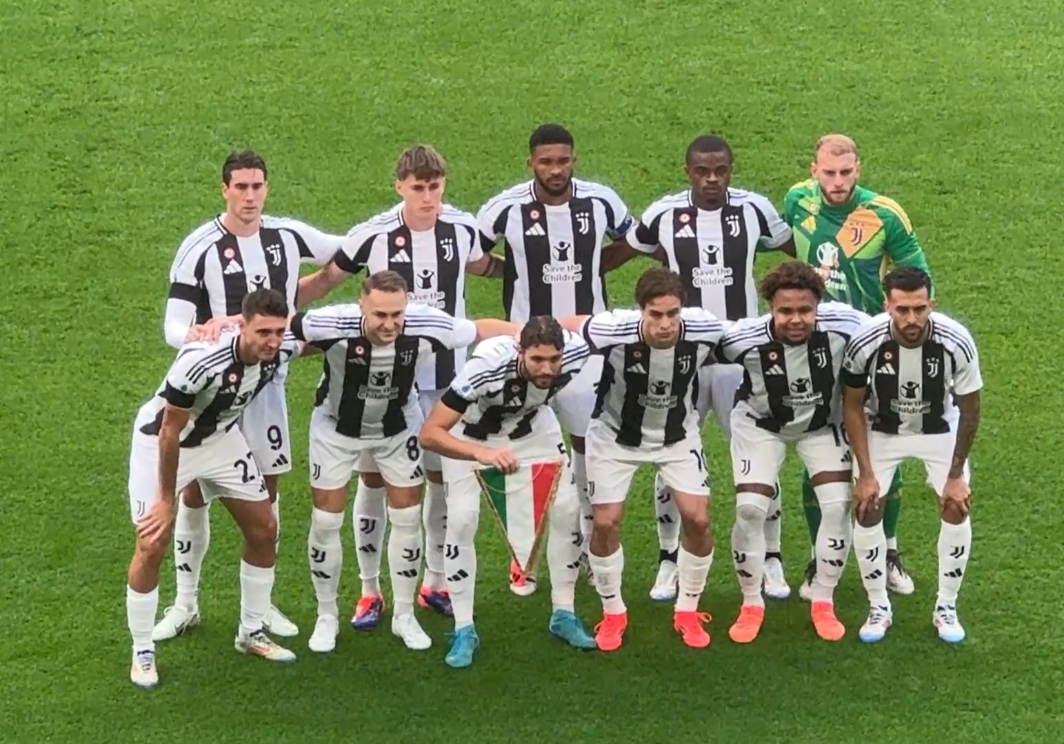 一场1-1，让曼城渔翁得利！阿森纳11打10不胜，英超争冠形势有变（1-1平局让曼城坐收渔利：阿森纳多打一人仍不胜，英超争冠格局生变）